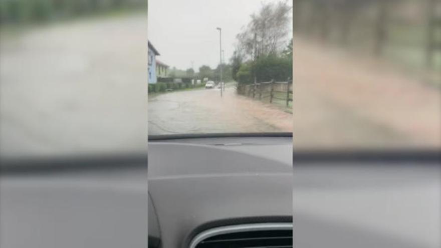 El agua inunda la carretera de Cué en Llanes