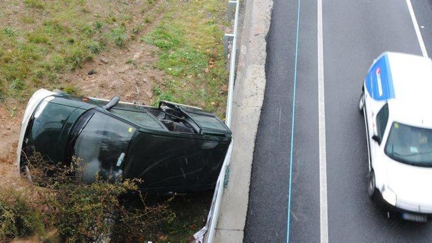 A l&#039;esquerra, el vehicle monovolum bolcat, ahir al matí a la C-55, a l&#039;altura dels Comtals