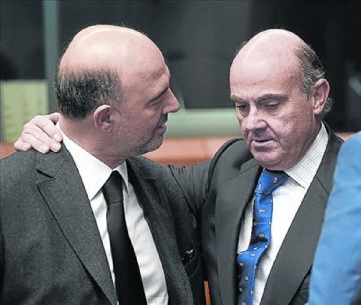 Guindos, a la dreta, amb el comissari Moscovici, ahir.