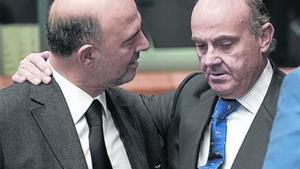 Guindos, a la dreta, amb el comissari Moscovici, ahir.