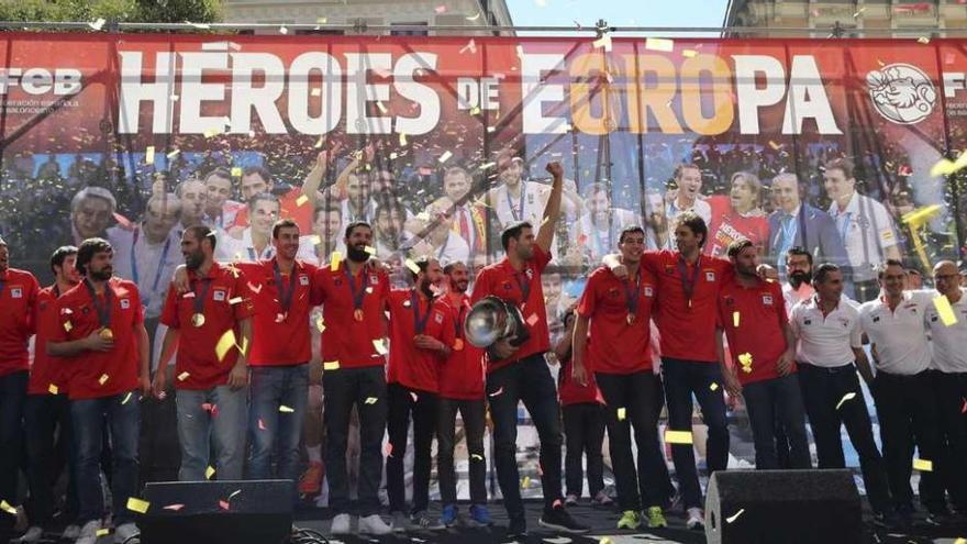 Los jugadores de la selección española de baloncesto saludan a los miles de aficionados que se reunieron ayer en Callao. // Mariscal
