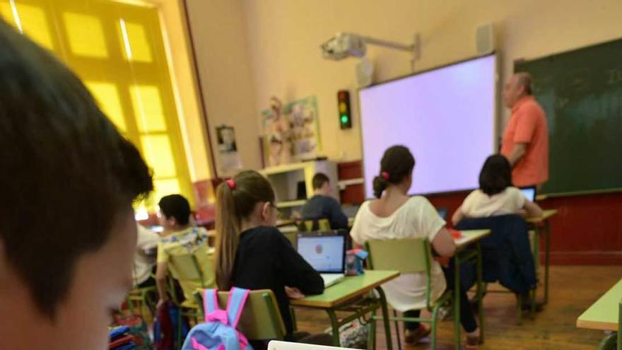 Un alumno del colegio Jesús Neira usa un portátil en una clase.