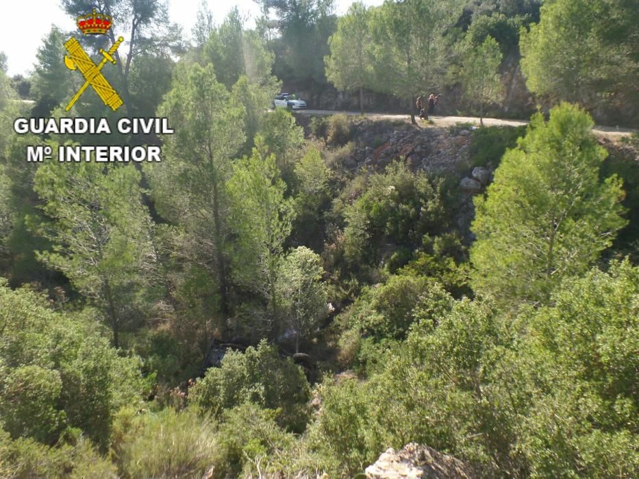 Dos fallecidos al despeñarse un coche por un barranco en Beniarrés