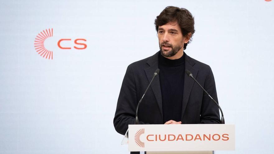El secretario general de Ciudadanos, Adrián Vázquez, ofrece una rueda de prensa.