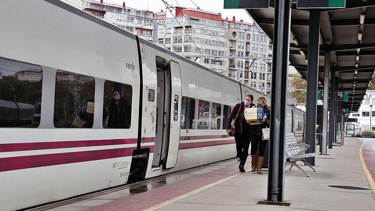 Andén casi vacío en la salida del Alvia de Vigo a Madrid, ayer.