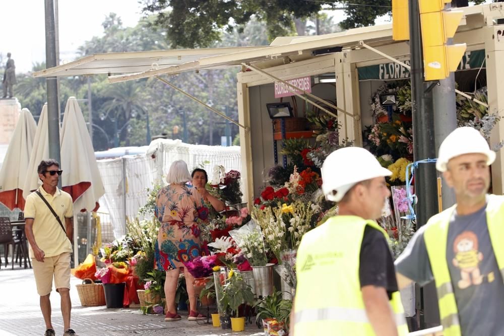 Montaje de los quioscos de flores en la Alameda.