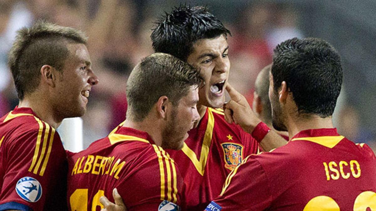 Los jugadores de las selección española sub-21 felicitan a Morata por su gol ante Alemania