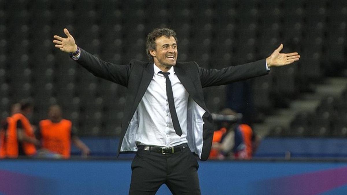 Luis Enrique, animando a la grada azulgrana tras el triunfo en la final de la Liga de Campeones.