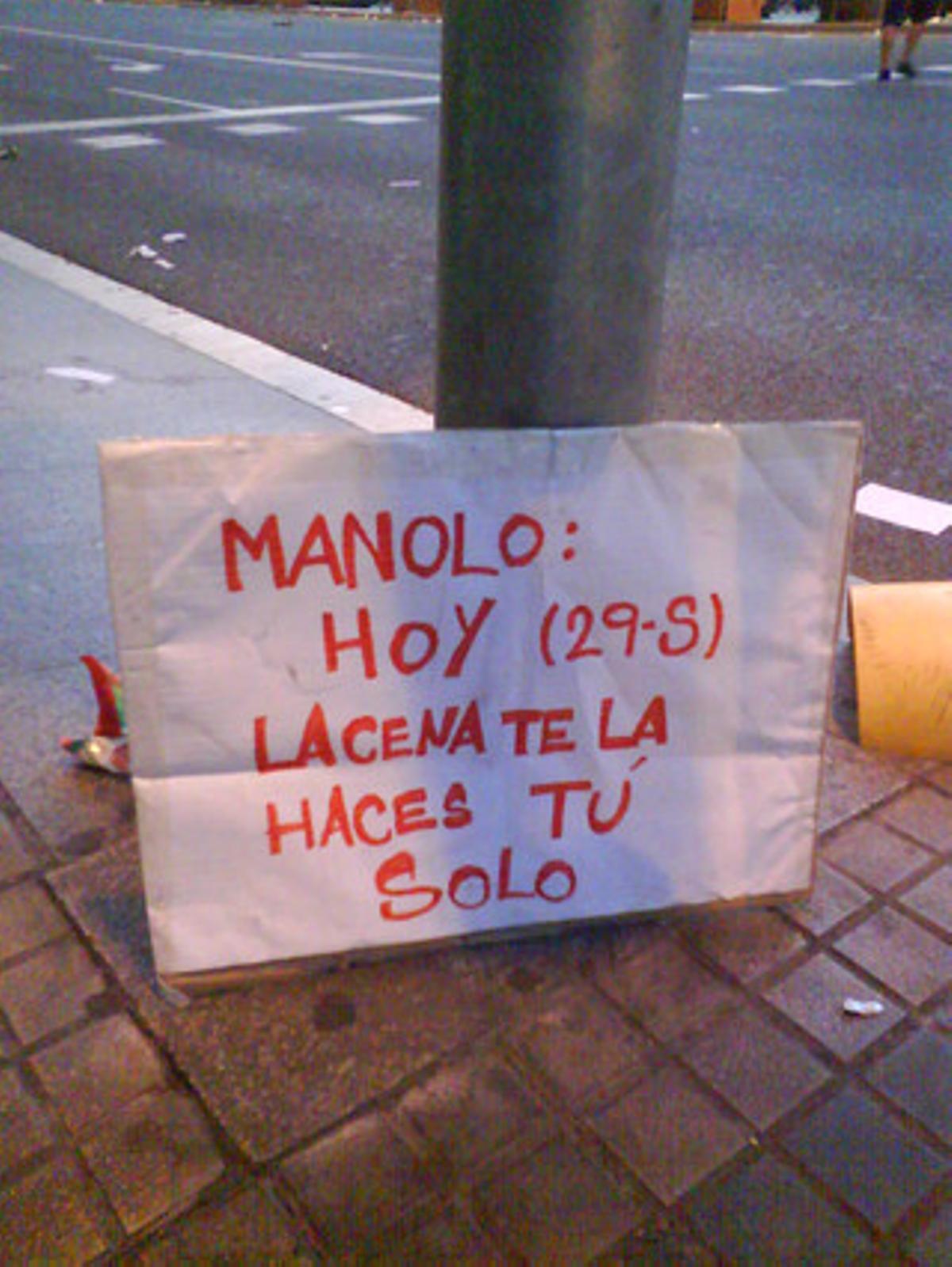 Encàrrec culinari de la parella. La foto la vaig fer amb el mòbil el dimecres, a les 19.45 hores, a la plaça de la Universitat, cantonada amb el carrer de Pelai, a Barcelona. Algun sindicat va suggerir que els avis fessin vaga deixant de cuidar els néts. Doncs hi va haver mestresses de casa que també van fer vaga perquè els seus ’manolos’ s’haguessin de quedar a casa i cuinar. Davant de tanta revolta laboral i antisistema, amb cotxes cremats i aparadors destrossats, no sobra una mica d’humor.