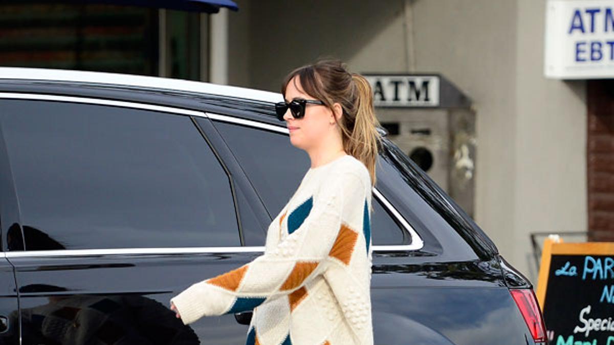 Dakota Johnson y el look con zapatillas que necesitas