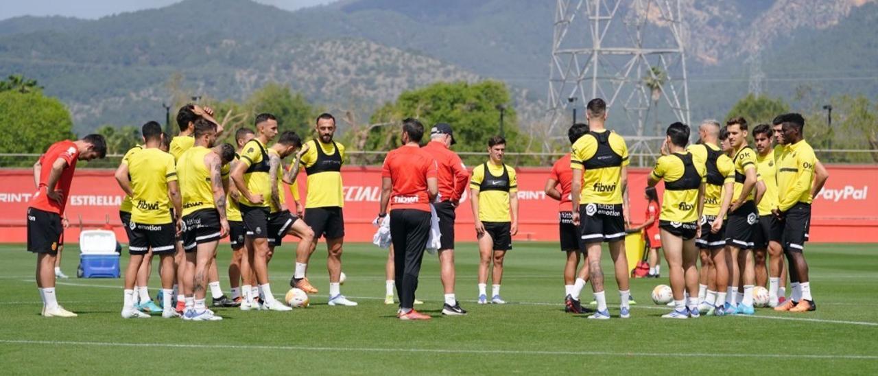 Los jugadores del Real Mallorca se ejercitan en Son Bibiloni.