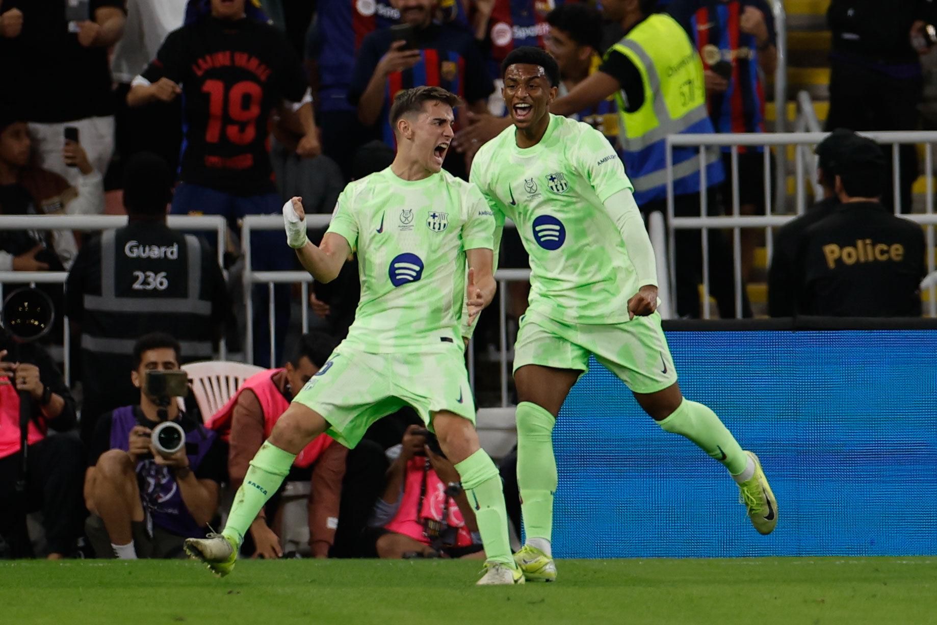 YEDA (ARABIA SAUDÍ), 08/01/2025.- El centrocampista del FC Barcelona Gavi (i) celebra tras anotar el 1-0 que abre el marcador para el equipo culé durante el encuentro de semifinales de la Supercopa de España de fútbol que enfrenta este miércoles al FC Barcelona y al Athletic de Bilbao en el estadio Rey Abdullah de Yeda (Arabia Saudí). EFE/ Alberto Estévez