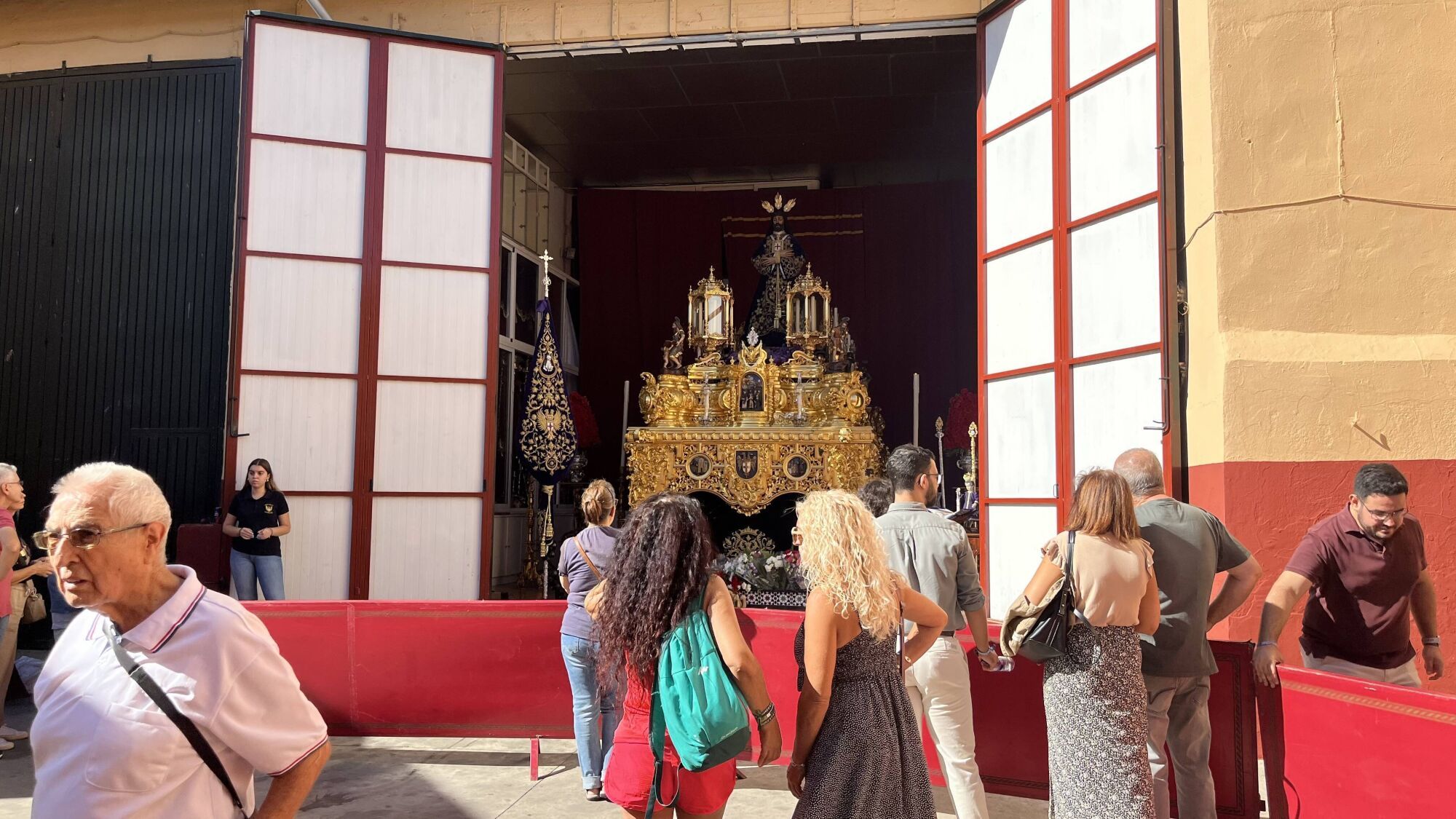 Las visitas a los templos del Magno Vía Crucis, en imágenes
