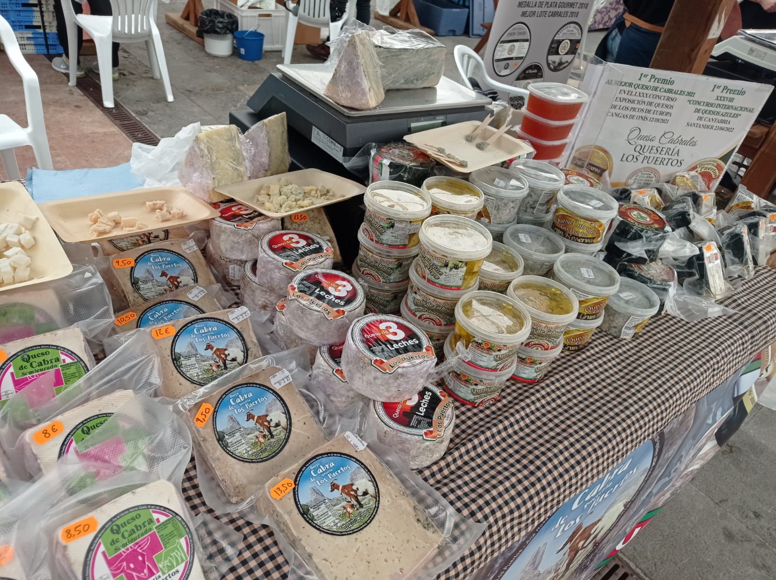 Cangas de Onís se da al queso: todas las imágenes de la feria regional en la capital del concejo