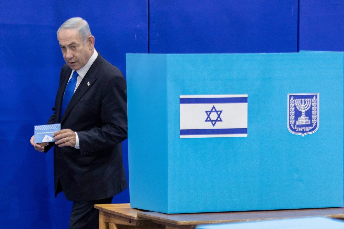 Benjamin Netanyahu, líder del partido Likud, emite su voto en un colegio electoral en Jerusalén. Los israelíes comenzaron a votar el martes en sus quintas elecciones generales desde 2019, con el ex primer ministro Netanyahu planeando su elección. regresa como parte de una alianza que podría empoderar a la extrema derecha de la nación.