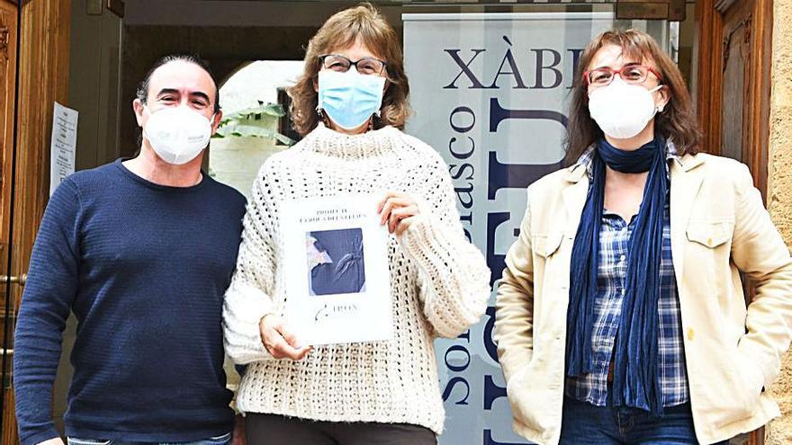 Responsables del IROX muestran la investigación. | LEVANTE-EMV