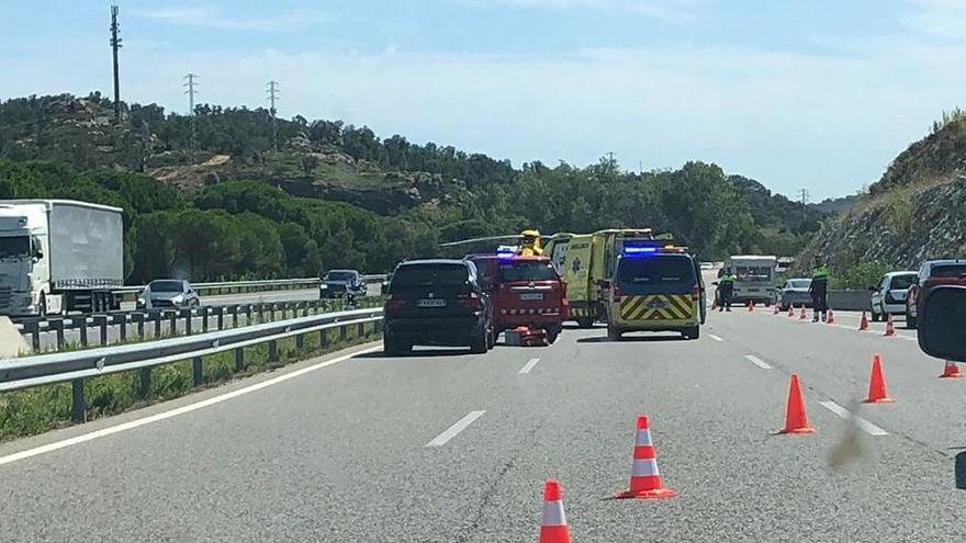 Dos ferits en un accident a l&#039;AP-7 a Capmany entre un camió i una moto