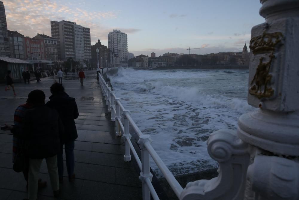 Las olas chocan contra el muro de San Lorenzo