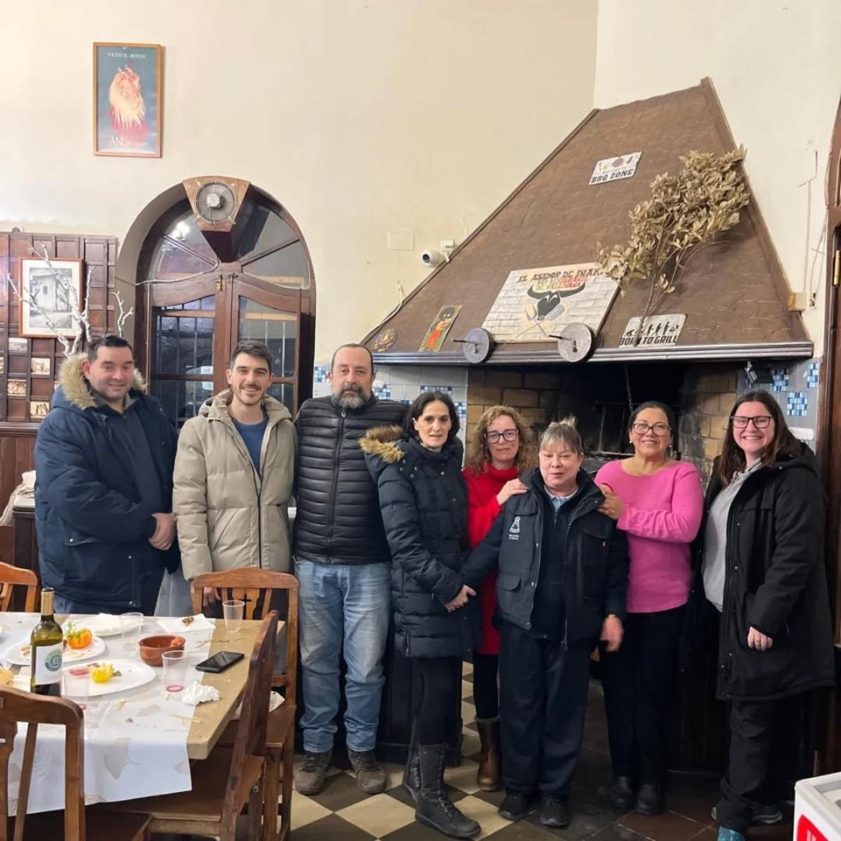 Foto de la familia durante la inauguración del bar.