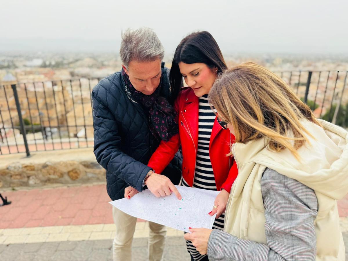 La edil de Urbanismo, María Hernández, señala sobre plano la localización de las casas a Fulgencio Gil y Rosa Medina.