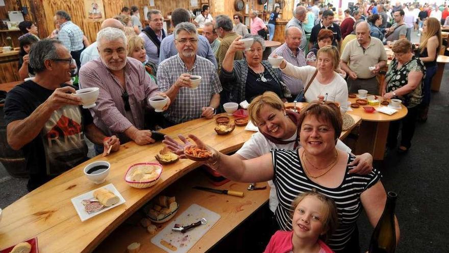 Las autoridades consienten la venta y consumo del tinto Barrantes, pero son incapaces de encontrarle a este vino un acomodo legal. // I.Abella