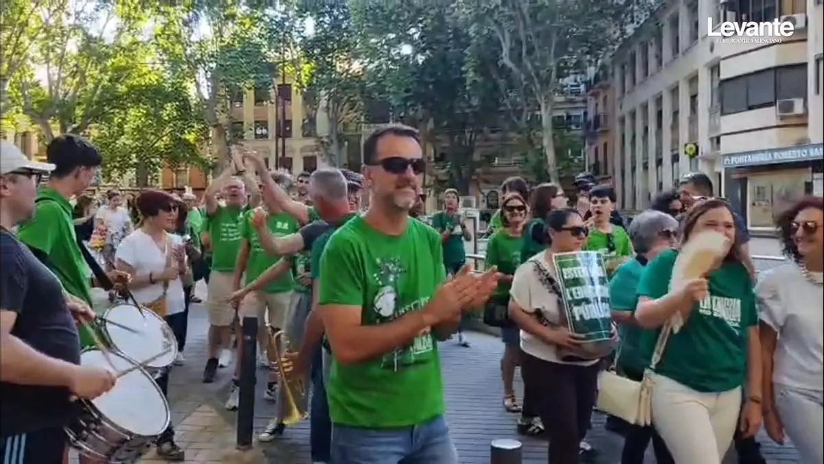 La música inunda las calles de Xàtiva en otra protesta masiva por la educación pública