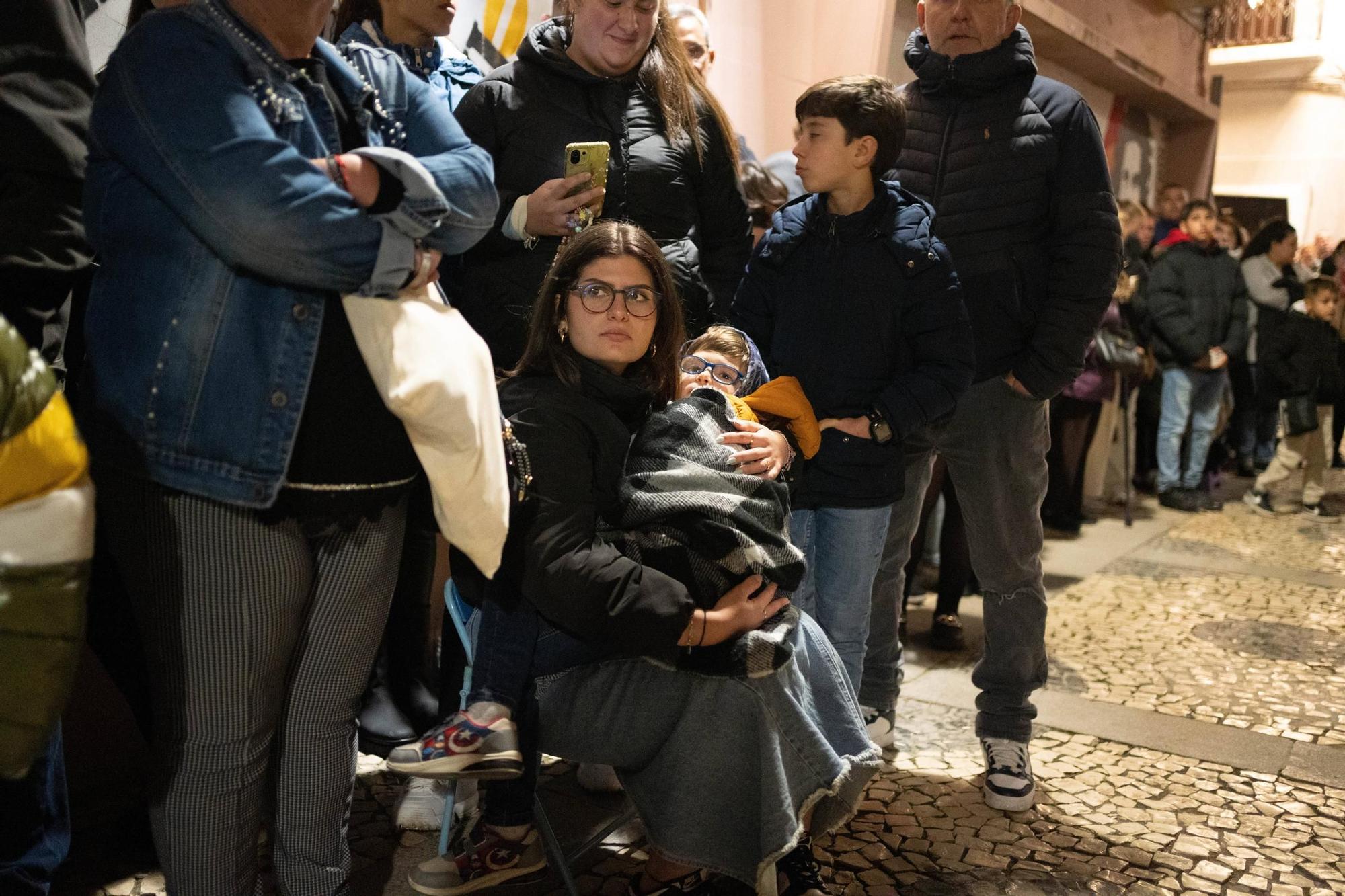 Miles de personas se echaron a la calle para disfrutar del Lunes Santo en Badajoz.