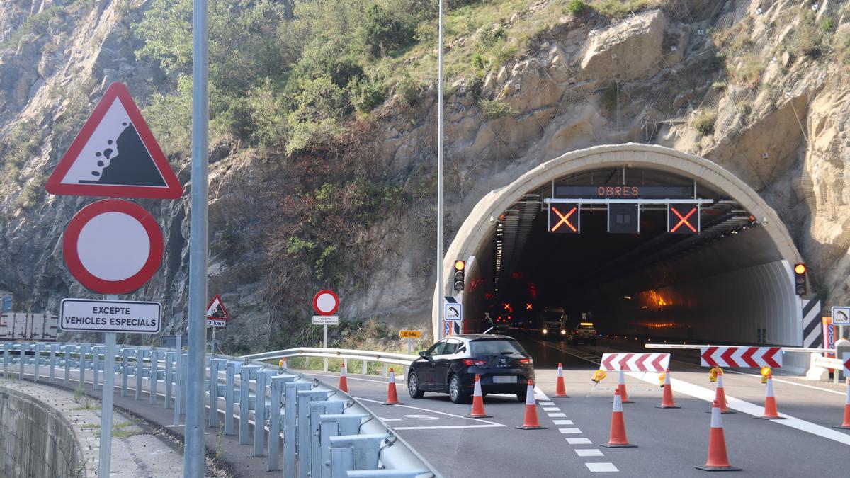 La boca nord del túnel de Tresponts, a la C-14, on es veuen les desviacions del trànsit per l&#039;antiga carretera i el túnel tancat i vehicles amb operaris a l&#039;interior per reparar l&#039;avaria d&#039;un ventilador