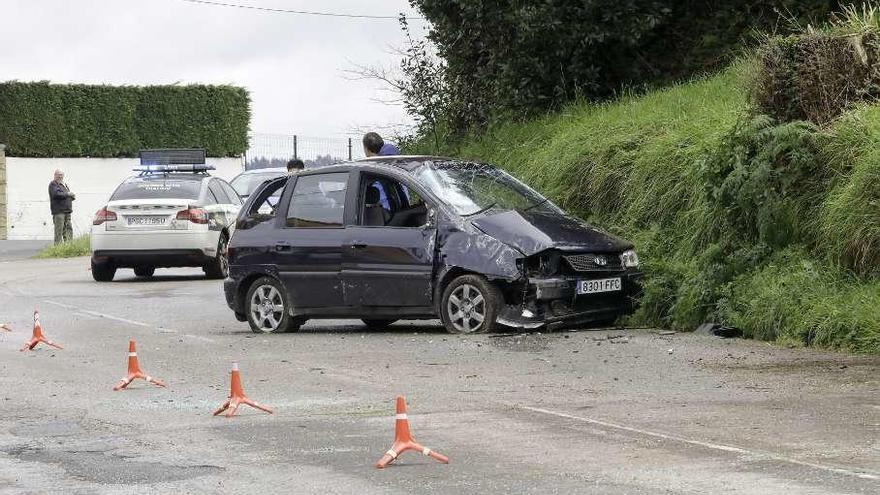 Una mujer de 77 años, herida al volcar su coche en Deva (Gijón)