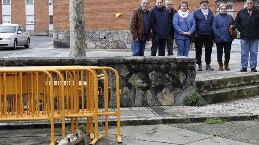 Los vecinos de La Camocha, ayer, en el patio donde se ejecutan las primeras obras de mejora.