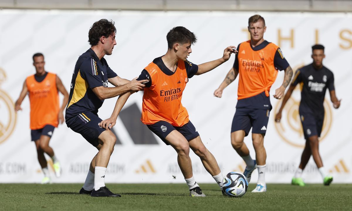 Arda Güler controla un balón durante la pretemporada del Real Madrid.