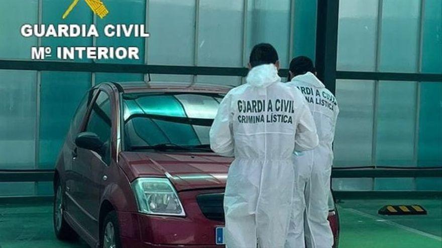 Los criminalistas de la Guardia Civil estudian el coche de los detenidos.