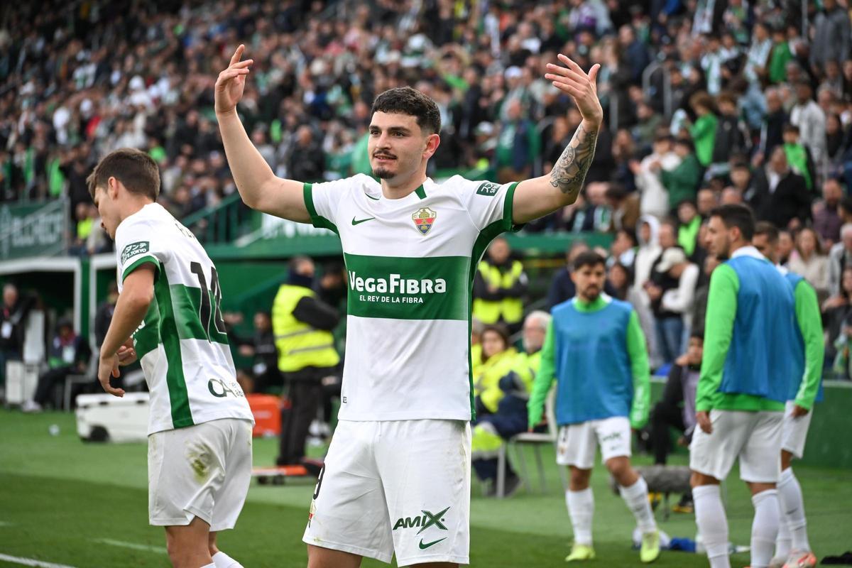 Agustín Álvarez alza los brazos para alentar a sus compañeros después de anotar el gol ante el Cartagena.