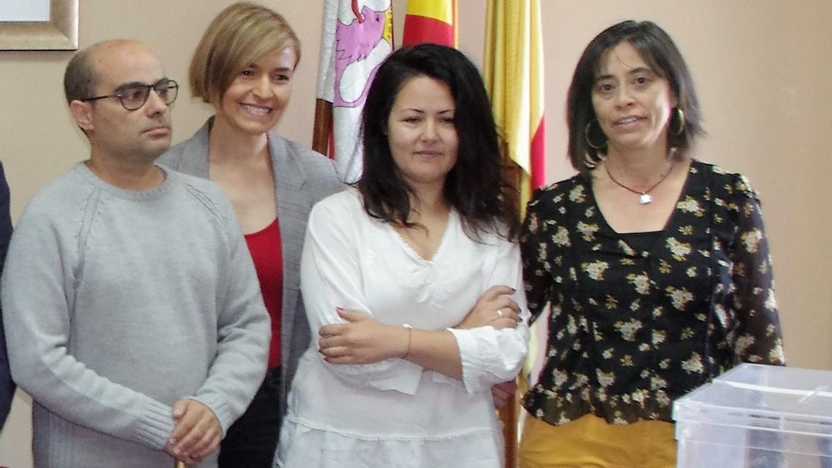 Felisa Tejeda (segunda por la izquierda) y Encarna Sánchez  (primera por la derecha) con Folgado y Laura Hernández