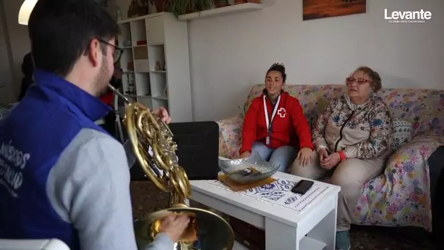 Miniconcierto organizado por Cruz Roja en el comedor de la casa de Pili en Forn d'Alcedo