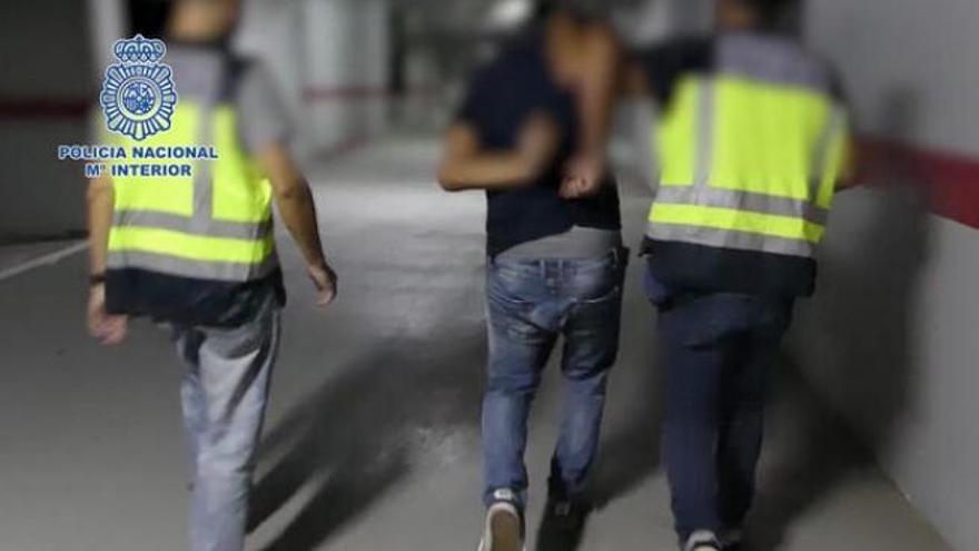 Policías trasladan al detenido a dependencias oficiales.