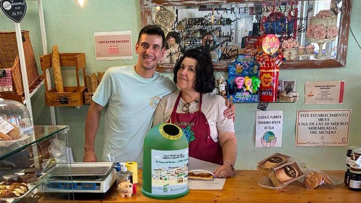 Trabajadores de Horno de Benito...y Más Cosicas posan con el reconocimiento.