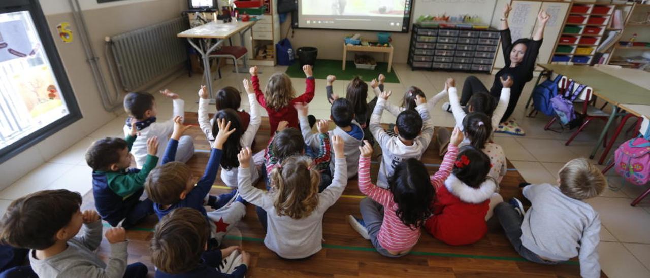 Un colegio de Elche con escolares en clase.