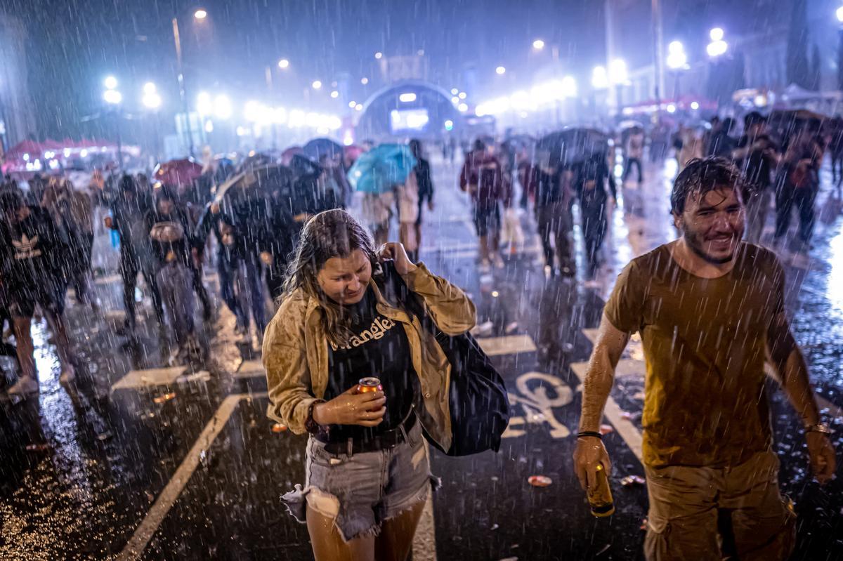 Barcelona 23-09-2022 Barcelona. La intesa lluvia interrumpe bruscamente el último concierto programado en el escenario de Maria Cristina provocando una estampida del público accidentada. AUTOR: MANU MITRU.