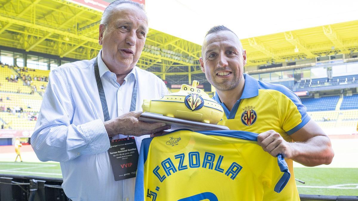 El presidente del Villarreal, Fernando Roig (i), ha homenajeado a Santi Cazorla (d) en LaLiga Promises por formar parte del Once Histórico del Centenario del club..