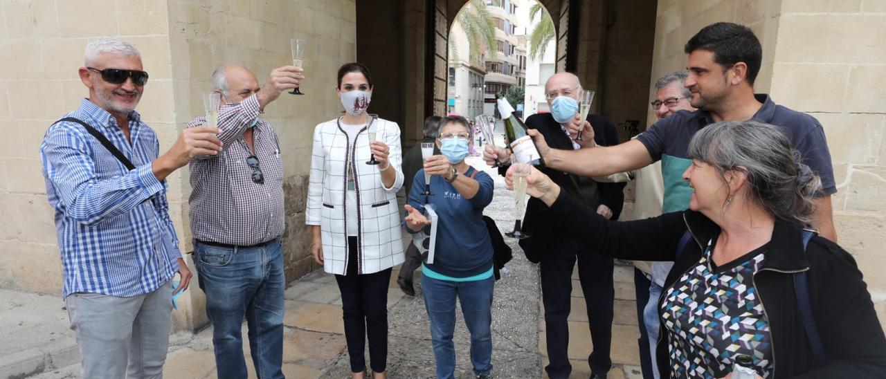 La Plaça de Baix ha acogido un brindis por la nueva ley del Palmeral