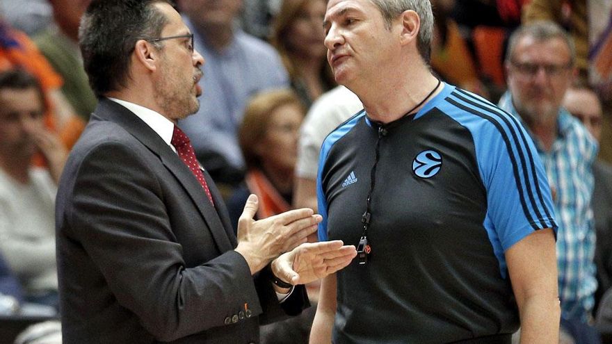 Pedro Martínez, entrenador taronja, dialoga con Lamonica.