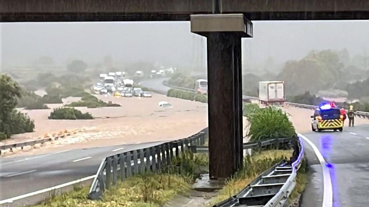 Inundación en la AP-7, cortada entre Freginals y Ulldecona por el aguacero caído en el Montsià.