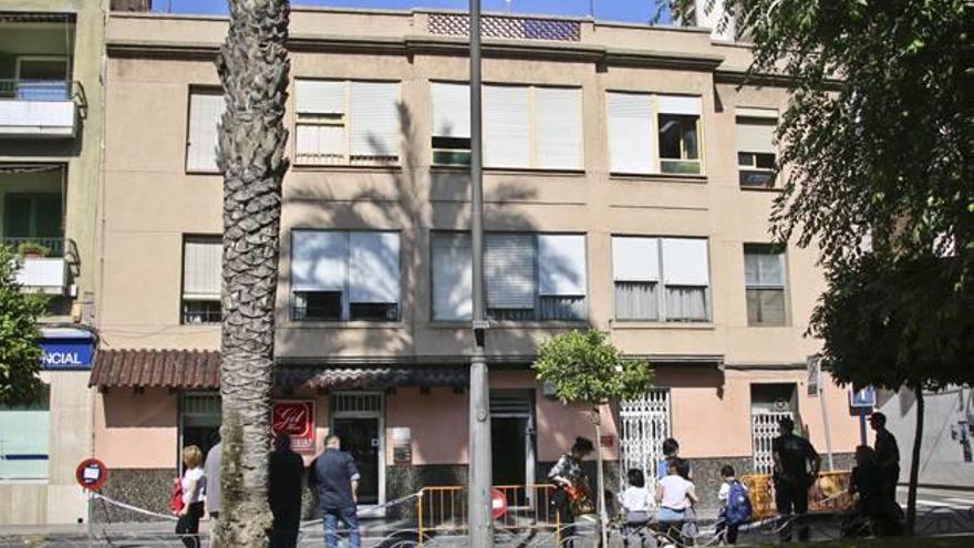 Las familias desalojadas, a las puertas del edificio, esperando poder entrar a sus casas a coger ropa para pasar la noche fuera.