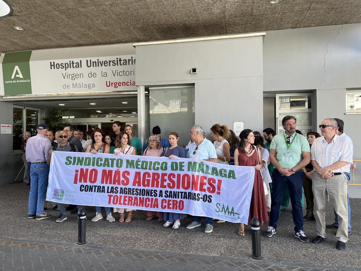 Concentración del 4 de septiembre en el Hospital Clínico por la agresión a una facultativa