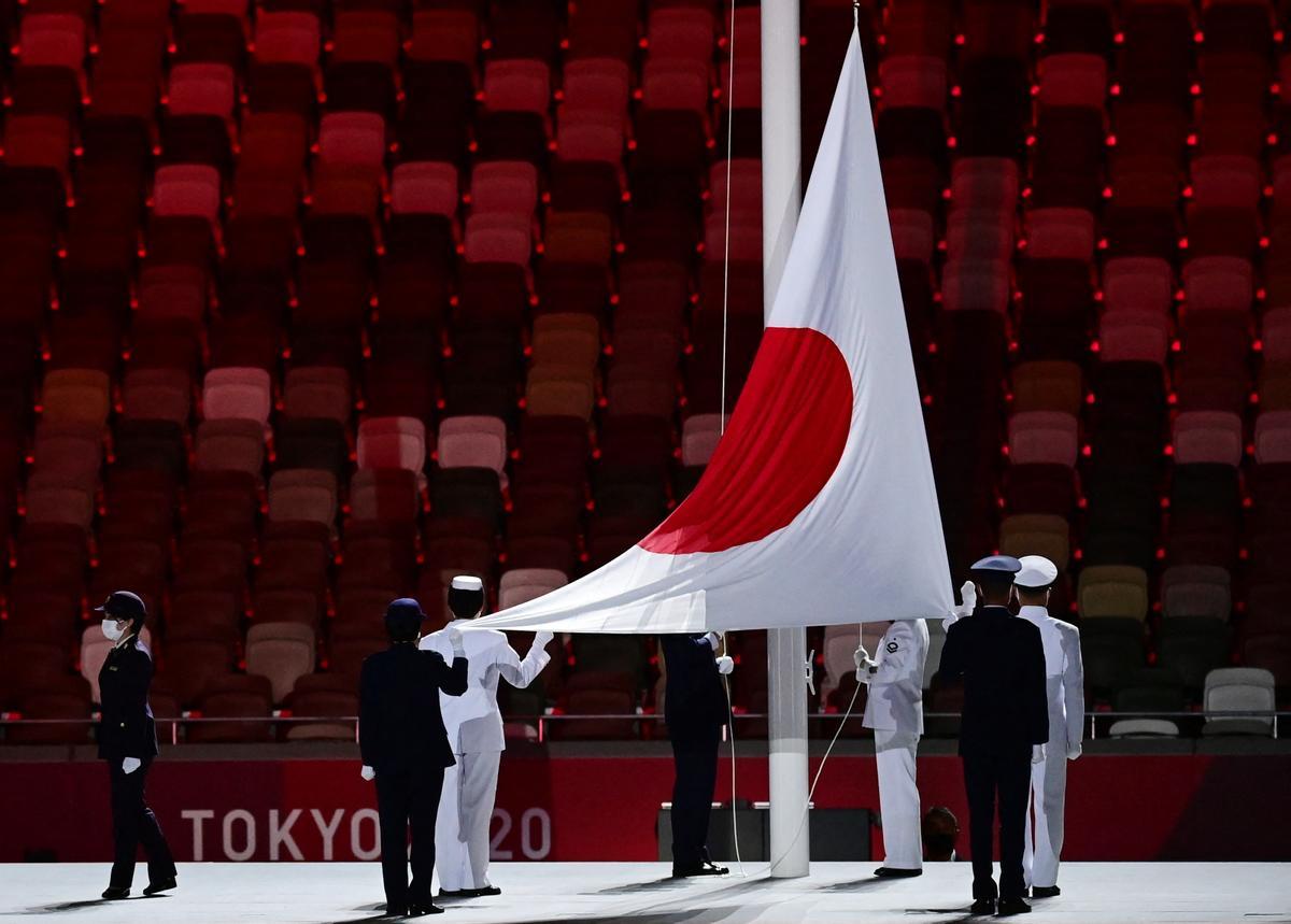 Izado de la bandera japonesa durante la inauguración de los Juegos Olímpicos de Tokyo.