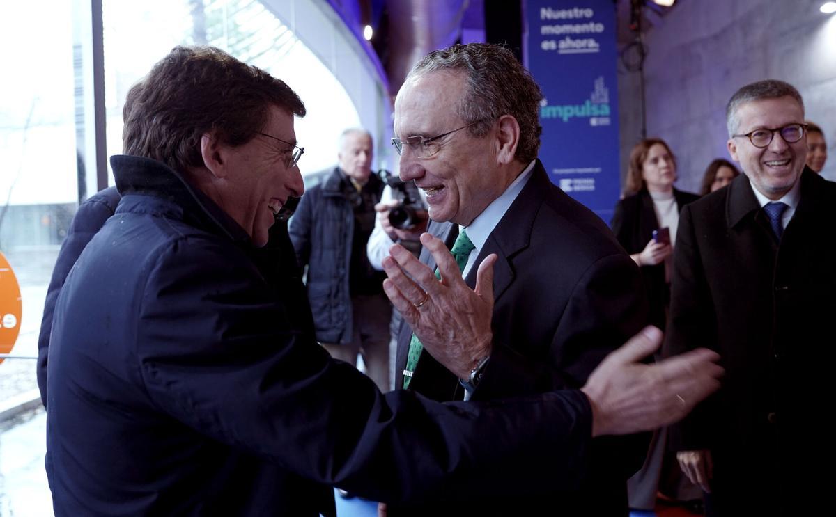 José Luis Martínez Almeida, alcalde de Madrid, y Javier Moll, presidente de Prensa Ibérica.