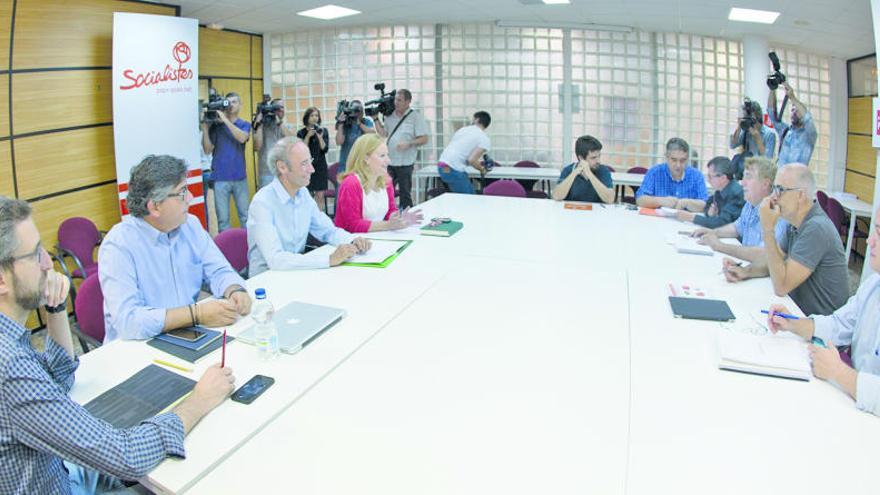 Los negociadores, antes de la reunión de ayer en la sede del PSPV.