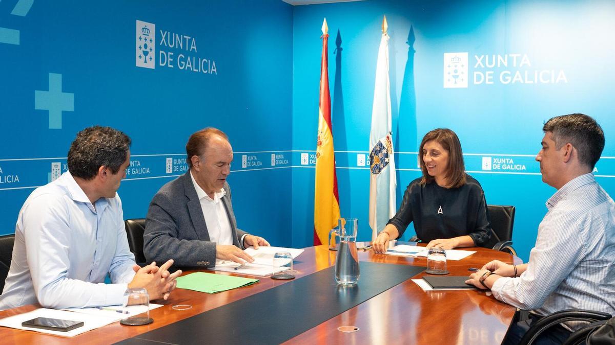 Ángeles Vázquez y José Crespo, durante el encuentro en la sede de Medio Ambiente.