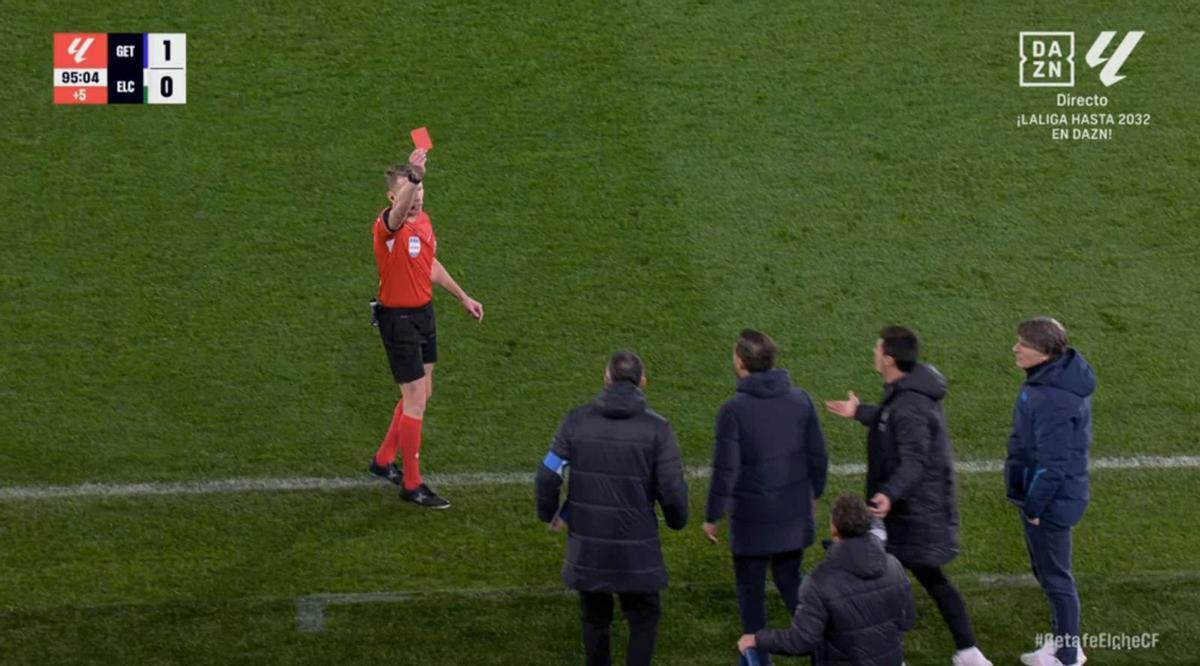 Tarjeta roja de Hernández Hernández a Mejuto González en el banquillo del Getafe